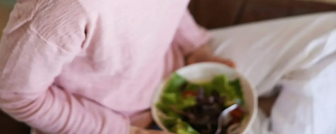 Mujer disfrutando de una comida saludable