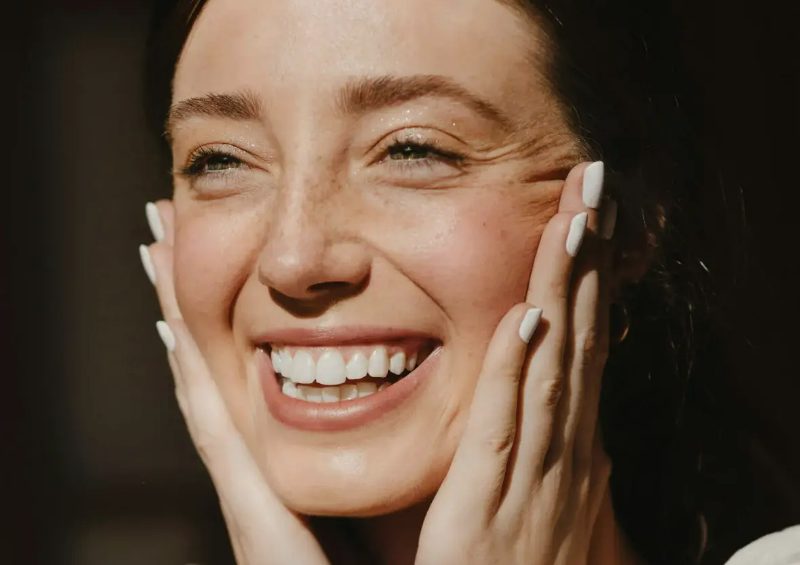 Mujer sonriendo al notar su mejoría