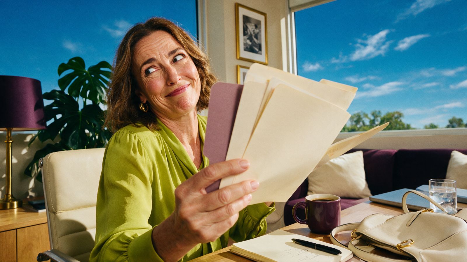 Mujer revisando documentos en un despacho luminoso